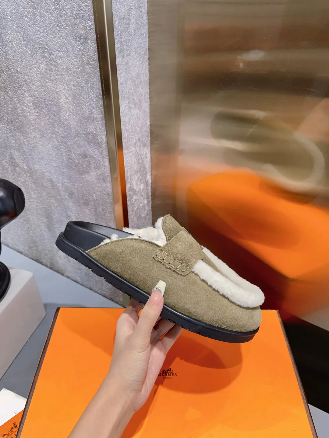 [H Family Hermès] P: 520💰 Size: Male 39-44 (45 customized) Female 35-40 (41 customized) HERMES Hermès top luxury version HERMES Hermès cute half-drag.  Jindian’s family language design! It looks good no matter how you match it! Casual and high-end feeling. The comfort is also great. Paired with various colorful socks, it gives a trendy and high-end feeling. The top version of real wool is high quality. ●Upper: imported cow suede. ●Inner: imported sheepskin. ●Foot pads: imported mixed sheepskin.